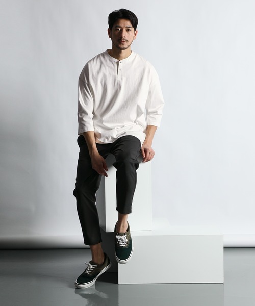 LANVIN en Bleu（ランバンオンブルー）の「ヘビーウェイト(8オンス) リラックスフィット 7分袖 ヘンリーTシャツ（Tシャツ/カットソー・メンズ・グレイッシュベージュ/オフホワイト/スミクロ・48/46/52/50）」の5枚目の写真