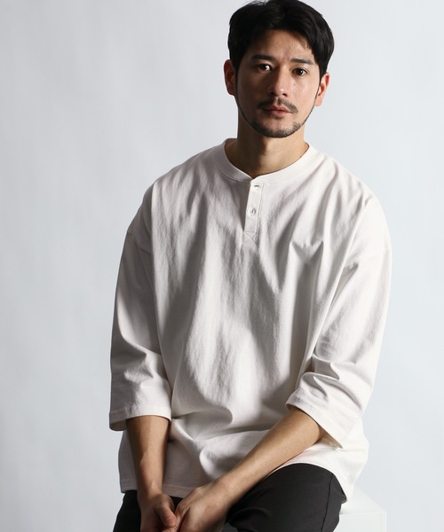 LANVIN en Bleu（ランバンオンブルー）の「ヘビーウェイト(8オンス) リラックスフィット 7分袖 ヘンリーTシャツ（Tシャツ/カットソー・メンズ・グレイッシュベージュ/オフホワイト/スミクロ・48/46/52/50）」の4枚目の写真