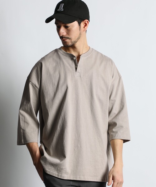 LANVIN en Bleu（ランバンオンブルー）の「ヘビーウェイト(8オンス) リラックスフィット 7分袖 ヘンリーTシャツ（Tシャツ/カットソー・メンズ・グレイッシュベージュ/オフホワイト/スミクロ・48/46/52/50）」の8枚目の写真