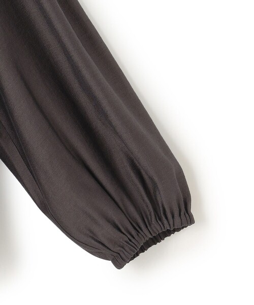 23区（ニジュウサンク）の「【WEB&一部店舗限定カラーあり】ソフトオーガンジー ボリューム ブラウス（シャツ/ブラウス・レディース・ブラック系/イエロー系/ベージュ系/ダークブラウン系・38）」の22枚目の写真