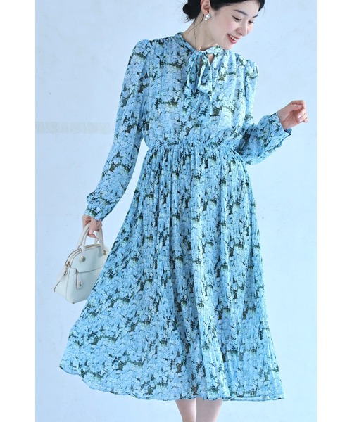 cawaii(カワイイ)の「一面に広がる青い花のリボンネックミディアムワンピース(ワンピース・レディース・ブルー・FREE)」の1枚目の写真