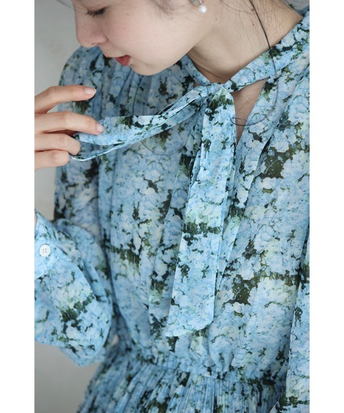 cawaii(カワイイ)の「一面に広がる青い花のリボンネックミディアムワンピース(ワンピース・レディース・ブルー・FREE)」の4枚目の写真