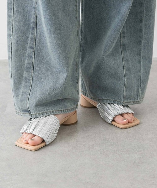 SENSE OF PLACE by URBAN RESEARCH（センスオブプレイスバイアーバンリサーチ）の「スクエアトゥメタリックギャザーサンダル（サンダル・レディース・ブラック/ブラウン/シルバー・LARGE/MEDIUM/SMALL）」の3枚目の写真