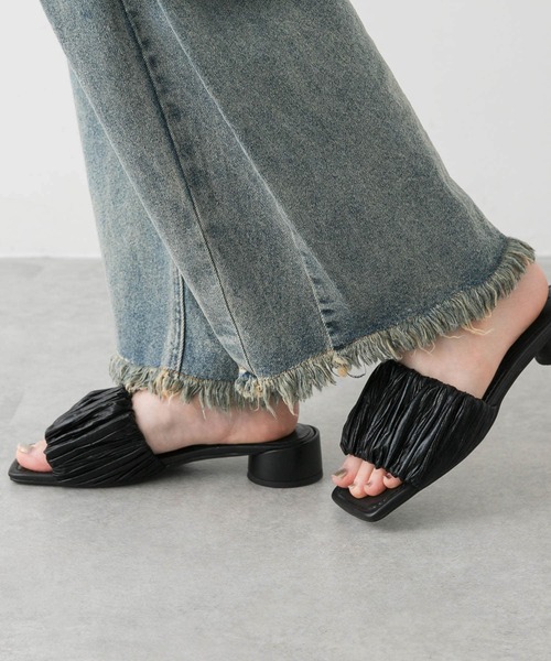 SENSE OF PLACE by URBAN RESEARCH（センスオブプレイスバイアーバンリサーチ）の「スクエアトゥメタリックギャザーサンダル（サンダル・レディース・ブラック/ブラウン/シルバー・LARGE/MEDIUM/SMALL）」の2枚目の写真