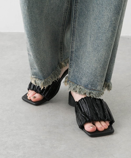 SENSE OF PLACE by URBAN RESEARCH（センスオブプレイスバイアーバンリサーチ）の「スクエアトゥメタリックギャザーサンダル（サンダル・レディース・ブラック/ブラウン/シルバー・LARGE/MEDIUM/SMALL）」の4枚目の写真