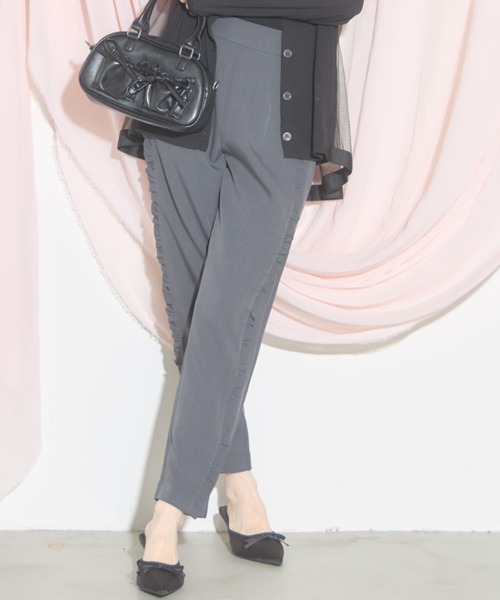 tocco closet（トッコ　クローゼット）の「【ZOZO限定】サイドフリルテーパードパンツ（スラックス・レディース・アイボリー/チャコールグレー/ブラック・M）」の3枚目の写真
