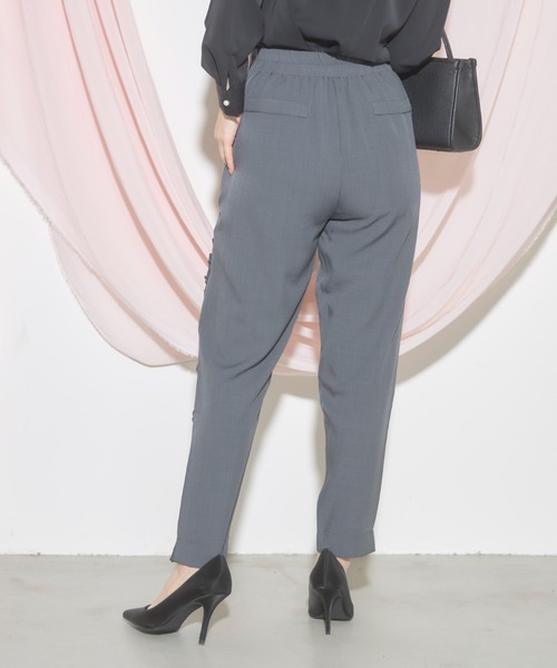 tocco closet（トッコ　クローゼット）の「【ZOZO限定】サイドフリルテーパードパンツ（スラックス・レディース・アイボリー/チャコールグレー/ブラック・M）」の17枚目の写真