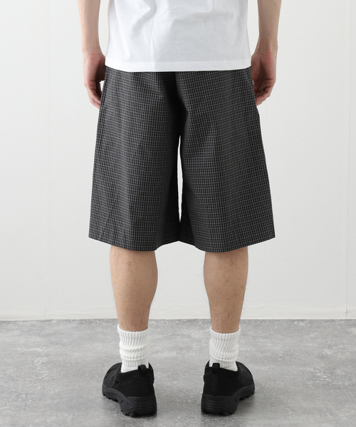 ERL(イーアールエル)の「ERL / イーアールエル UNISEX TAILORED MINI PLAID SKATE SHORTS ERL10P037(その他パンツ・メンズ・ブラック・SMALL/MEDIUM)」の6枚目の写真