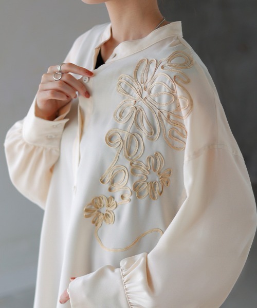 HUG.U(ハグユー)の「上質刺繍 シフォンシャツ(シャツ/ブラウス・レディース・ダークグレー/ブラック/ライトベージュ・FREE)」の3枚目の写真