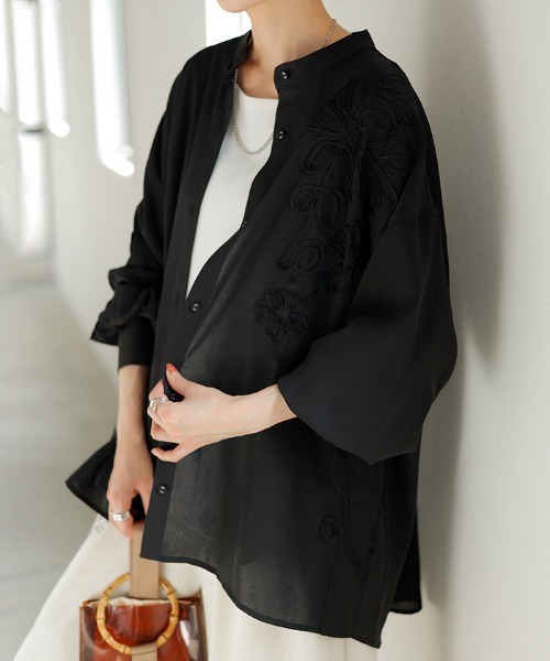 HUG.U(ハグユー)の「上質刺繍 シフォンシャツ(シャツ/ブラウス・レディース・ダークグレー/ブラック/ライトベージュ・FREE)」の10枚目の写真