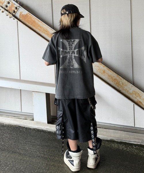 ATMARK(アットマーク)の「《2サイズ展開 / UNISEX 》ATMARKオールドイングリッシュ クロスロゴ 十字架Tee(Tシャツ/カットソー・メンズ・チャコールグレー/ブラック/ホワイト・MEDIUM/LARGE)」の10枚目の写真