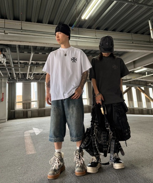 ATMARK(アットマーク)の「《2サイズ展開 / UNISEX 》ATMARKオールドイングリッシュ クロスロゴ 十字架Tee(Tシャツ/カットソー・メンズ・チャコールグレー/ブラック/ホワイト・MEDIUM/LARGE)」の7枚目の写真