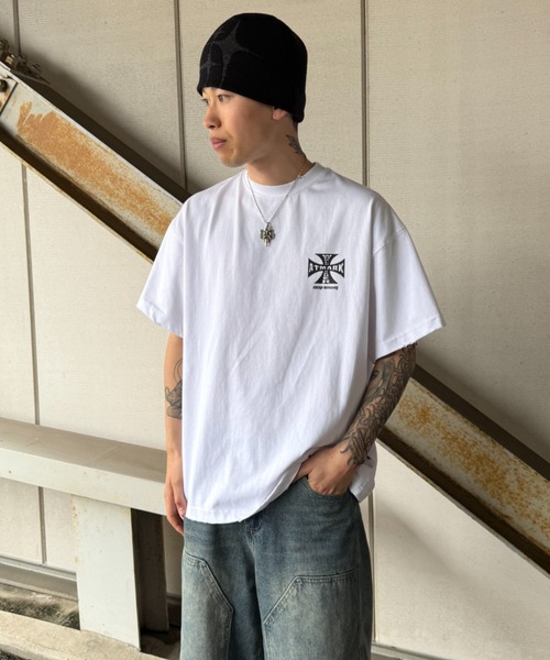 ATMARK(アットマーク)の「《2サイズ展開 / UNISEX 》ATMARKオールドイングリッシュ クロスロゴ 十字架Tee(Tシャツ/カットソー・メンズ・チャコールグレー/ブラック/ホワイト・MEDIUM/LARGE)」の13枚目の写真