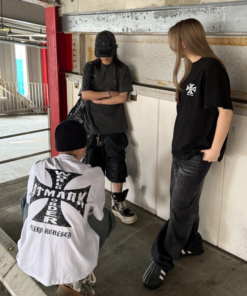 ATMARK(アットマーク)の「《2サイズ展開 / UNISEX 》ATMARKオールドイングリッシュ クロスロゴ 十字架Tee(Tシャツ/カットソー・メンズ・チャコールグレー/ブラック/ホワイト・MEDIUM/LARGE)」の5枚目の写真