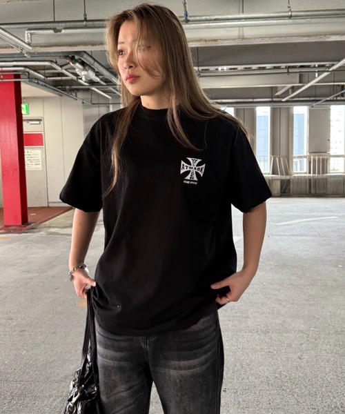 ATMARK(アットマーク)の「《2サイズ展開 / UNISEX 》ATMARKオールドイングリッシュ クロスロゴ 十字架Tee(Tシャツ/カットソー・メンズ・チャコールグレー/ブラック/ホワイト・MEDIUM/LARGE)」の17枚目の写真