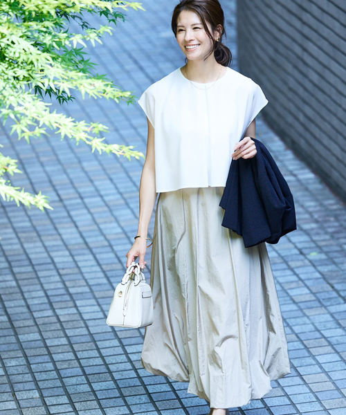 abahouse mavie(アバハウスマヴィ)の「【エニデイカセット・サマー】ジョーゼットタックフレアーブラウス(シャツ/ブラウス・レディース・ブラック/ダークネイビー/ホワイト・38/36)」の4枚目の写真