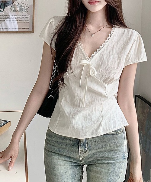 FREE STYLISTS（フリー スタイリスト）の「Vレース襟　リボン付けブラウス（シャツ/ブラウス・レディース・ライトベージュ/ライトブルー・FREE）」の2枚目の写真