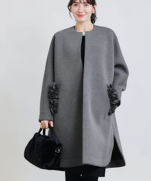PICCIN PERLA(ピッチンペルラ)の「フリルポケットコート(ノーカラーコート・レディース・ブラック/チャコールグレー/オフホワイト/ネイビー・M)」の3枚目の写真