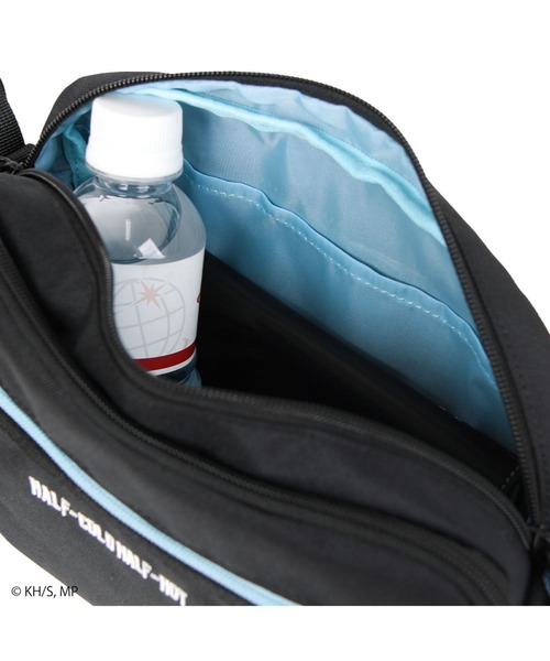 OUTDOOR PRODUCTS(アウトドアプロダクツ)の「【僕のヒーローアカデミア×OUTDOOR PRODUCTS】 缶バッチ付き横型ショルダー(ショルダーバッグ・レディース・スカイブルー/グレー/ターコイズブルー/オレンジ・FREE)」の13枚目の写真