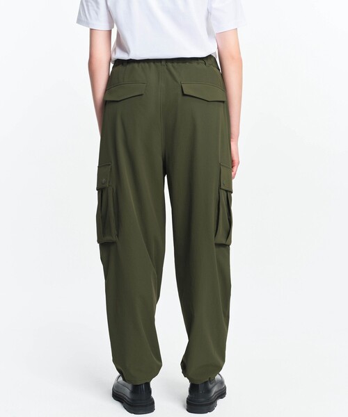 AIGLE（エーグル）の「撥水 ストレッチナイロンカーゴパンツ（カーゴパンツ・レディース・ベージュ/モスグリーン・38/36）」の12枚目の写真