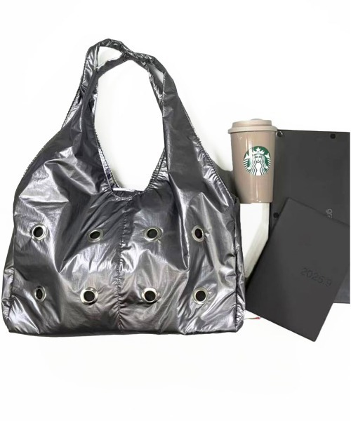 FOLLOWIN（フォロウィン）の「A4収納可/韓国ストリートメタリックアイレットバッグ（ショルダーバッグ・レディース・グレー/ブラック・FREE）」の4枚目の写真