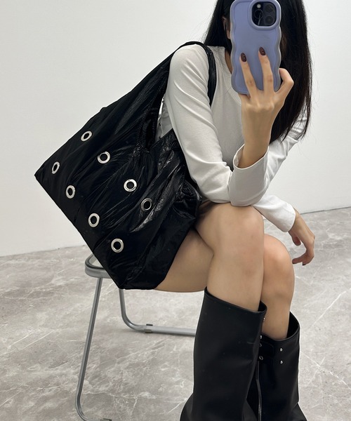 FOLLOWIN(フォロウィン)の「A4収納可/韓国ストリートメタリックアイレットバッグ(ショルダーバッグ・レディース・グレー/ブラック・FREE)」の7枚目の写真