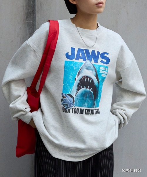 MONO-MART(モノマート)の「【BACK TO THE FUTURE / JAWS 】別注 バック・トゥ・ザ・フューチャー ジョーズ ピグメント加工 ヴィンテージライク ビッグシルエット スウェット プルオーバー(スウェット・レディース・オートミール/ブラック/グレー系/ブラック系/ネイビー・M/L)」の4枚目の写真