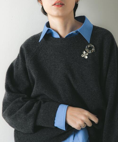 URBAN RESEARCH(アーバンリサーチ)の「カシミヤ強縮クルーネックニット(ニット/セーター・レディース・ベージュ/ライトグレー/チャコールグレー/レッド・FREE)」の2枚目の写真