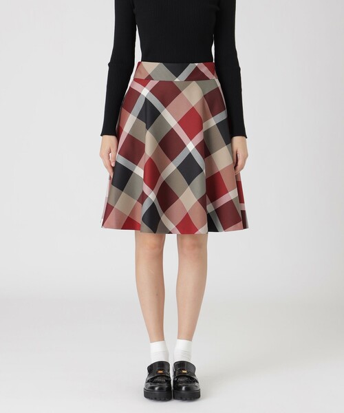 BLUE LABEL CRESTBRIDGE（ブルーレーベルクレストブリッジ）の「【一部店舗限定】クレストブリッジチェックフレアスカート（スカート・レディース・レッド/ベージュ系その他・36/40/38）」の2枚目の写真