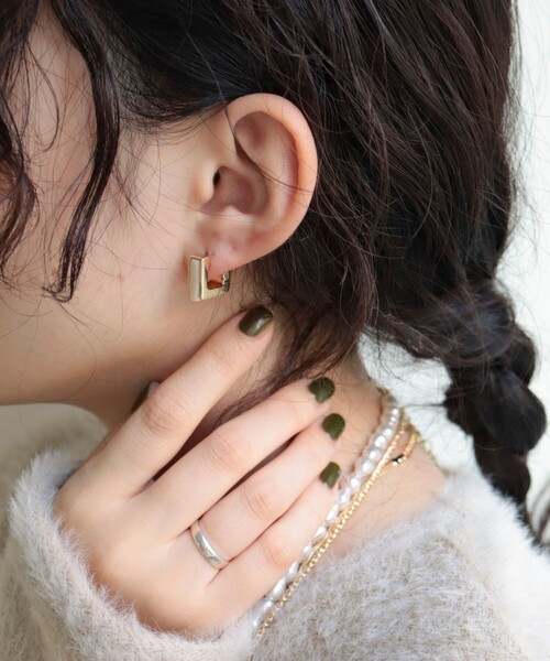 fredy emue（フレディエミュ）の「スクエアワンタッチピアス（ピアス（両耳用）・レディース・ベージュ/ブラウン・FREE）」の2枚目の写真