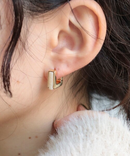 fredy emue（フレディエミュ）の「スクエアワンタッチピアス（ピアス（両耳用）・レディース・ベージュ/ブラウン・FREE）」の6枚目の写真