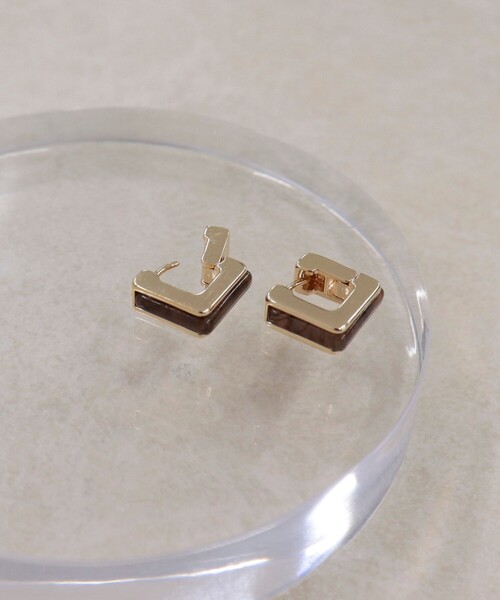 fredy emue（フレディエミュ）の「スクエアワンタッチピアス（ピアス（両耳用）・レディース・ベージュ/ブラウン・FREE）」の5枚目の写真