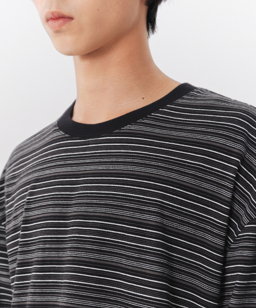 MUSINSA STANDARD（ムシンサスタンダード）の「マルチストライプリラックスド長袖Tシャツ4[ブラック]（Tシャツ/カットソー・メンズ・その他・XX-LARGE/SMALL/MEDIUM/LARGE/X-LARGE）」の4枚目の写真