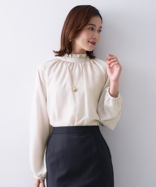 UNTITLED(アンタイトル)の「【エレガント/お仕事着にも】スタンドフリルネック ブラウス(シャツ/ブラウス・レディース・ブラック/ブラウン系その他/ナチュラル/ブルー系その他・00/02/04/44/48/50)」の14枚目の写真