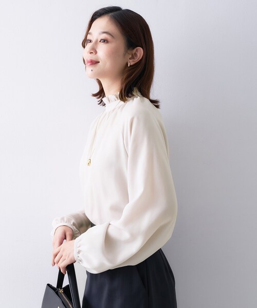 UNTITLED(アンタイトル)の「【エレガント/お仕事着にも】スタンドフリルネック ブラウス(シャツ/ブラウス・レディース・ブラック/ブラウン系その他/ナチュラル/ブルー系その他・00/02/04/44/48/50)」の15枚目の写真