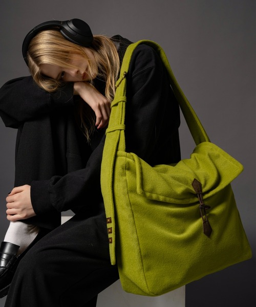 CIVVY.（シヴィ―）の「Felt Shoulder Bag - フェルトショルダーバッグ -（ショルダーバッグ・メンズ・ブラック/グリーン・FREE）」の4枚目の写真