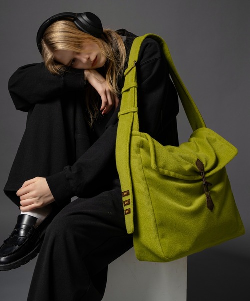 CIVVY.（シヴィ―）の「Felt Shoulder Bag - フェルトショルダーバッグ -（ショルダーバッグ・メンズ・ブラック/グリーン・FREE）」の5枚目の写真