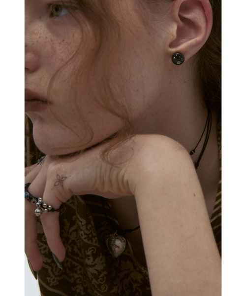 NFF(エヌエフエフ)の「lilt earrings-black(ピアス(両耳用)・レディース・その他・FREE)」の2枚目の写真