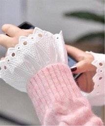 LUMIRA（アパレル）（ルミラ）の「コットン刺繍スカラップレース フリル付け袖（付け襟）」