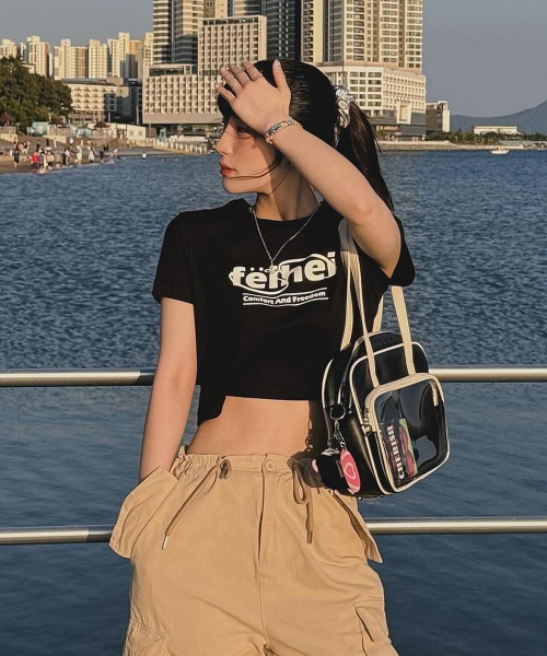 FEIHEI(フェイヘイ)の「FEIHEI LOGO CROP T-SHIRT BLACK(Tシャツ/カットソー・レディース・その他・SMALL/MEDIUM)」の2枚目の写真