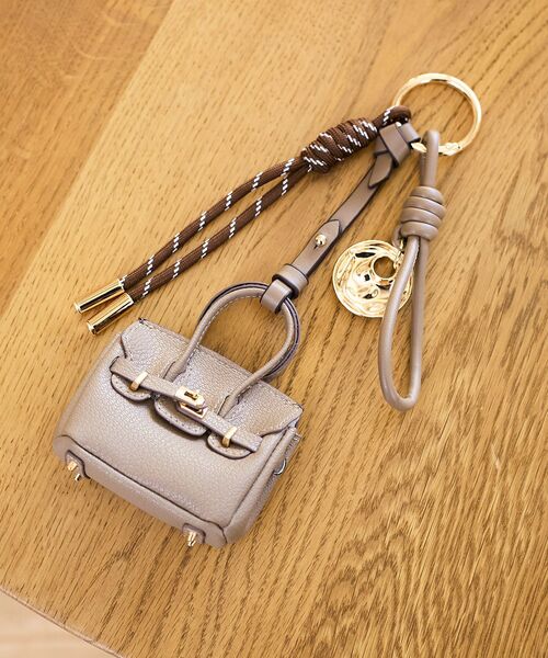 le.coeur blanc（ルクールブラン）の「ミニバッグキーチャーム（ショルダーバッグ・レディース・オレンジ/アイボリー/グレイッシュベージュ/ライトブルー・FREE）」の2枚目の写真