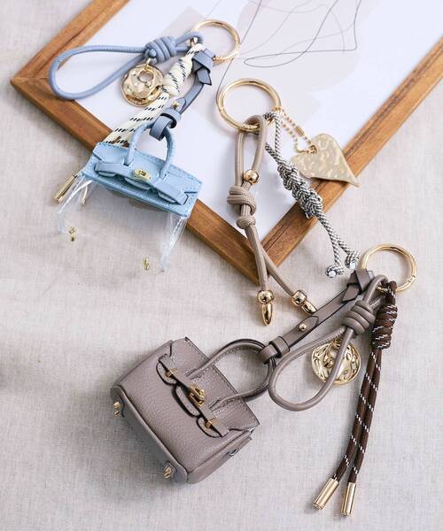 le.coeur blanc（ルクールブラン）の「ミニバッグキーチャーム（ショルダーバッグ・レディース・オレンジ/アイボリー/グレイッシュベージュ/ライトブルー・FREE）」の11枚目の写真