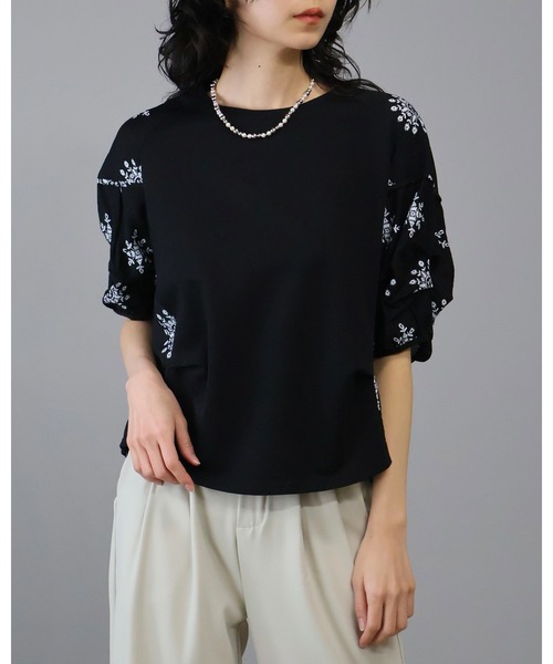 Doumoi(ドゥモエ)の「刺繍ラグランスリーブ プルオーバー(Tシャツ/カットソー・レディース・ブラック/ホワイト・FREE)」の1枚目の写真