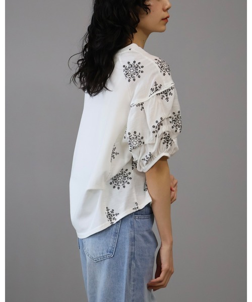 Doumoi(ドゥモエ)の「刺繍ラグランスリーブ プルオーバー(Tシャツ/カットソー・レディース・ブラック/ホワイト・FREE)」の14枚目の写真