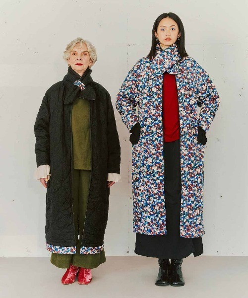 mensha!(メンシャ)の「mensha! ガーゼキルティングとヴィンテージ柄のリバーシブルコート(マフラー付き)〈花×ブラック〉(その他アウター・レディース・ブラック系その他・M/L)」の2枚目の写真