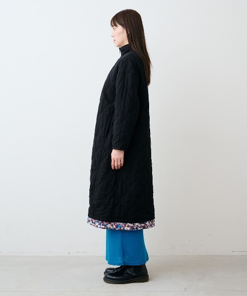 mensha!(メンシャ)の「mensha! ガーゼキルティングとヴィンテージ柄のリバーシブルコート(マフラー付き)〈花×ブラック〉(その他アウター・レディース・ブラック系その他・M/L)」の7枚目の写真