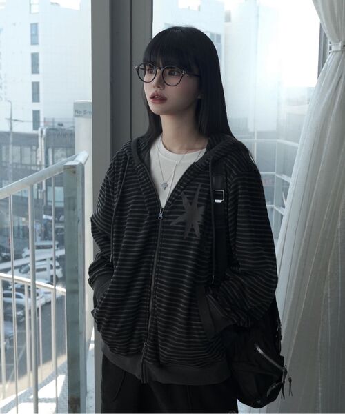 KIIMUIR(キミュア)の「ストライプダイングフードジップアップ_チャコール(その他アウター・メンズ・チャコール・MEDIUM/LARGE/X-LARGE)」の4枚目の写真