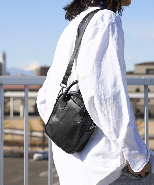 Firsthand（ファーストハンド）の「Firsthand/ファーストハンド Leather Handle Mini Shoulder Bag / レザー ハンドル ミニショルダー / 牛革 / 撥水レザー（ショルダーバッグ・メンズ・ブラック・ONE SIZE）」の10枚目の写真