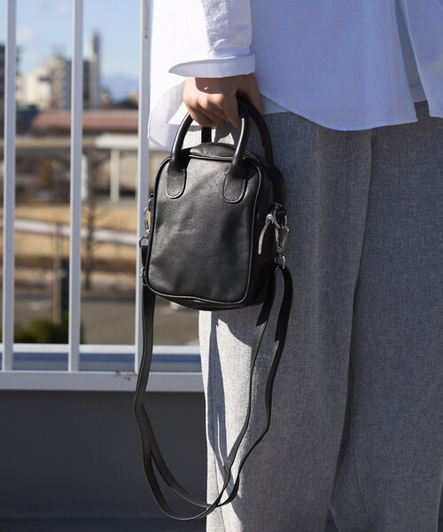 Firsthand（ファーストハンド）の「Firsthand/ファーストハンド Leather Handle Mini Shoulder Bag / レザー ハンドル ミニショルダー / 牛革 / 撥水レザー（ショルダーバッグ・メンズ・ブラック・ONE SIZE）」の11枚目の写真