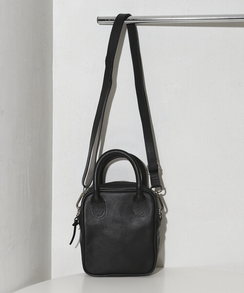 Firsthand（ファーストハンド）の「Firsthand/ファーストハンド Leather Handle Mini Shoulder Bag / レザー ハンドル ミニショルダー / 牛革 / 撥水レザー（ショルダーバッグ・メンズ・ブラック・ONE SIZE）」の4枚目の写真